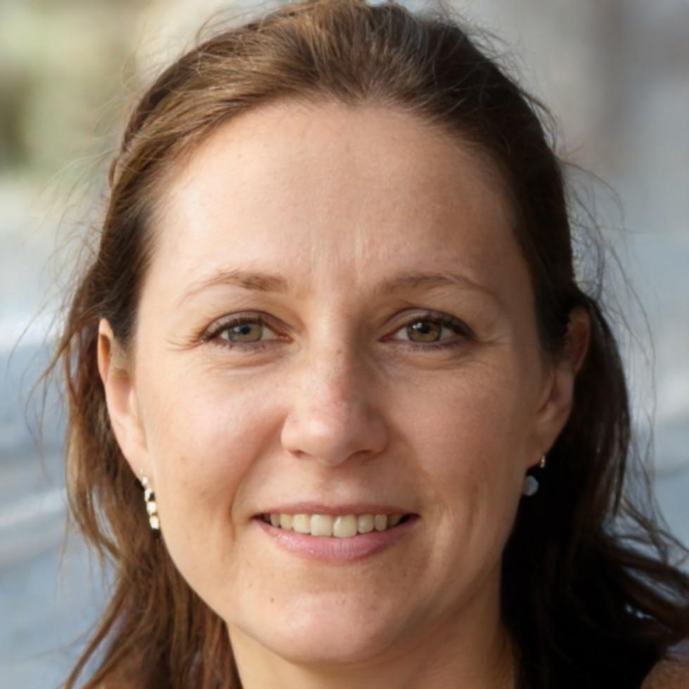 Professional financial educator with business communication expertise